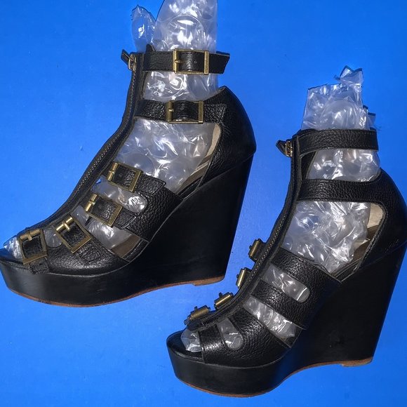 CYNTHIA VINCENT Black Front Zip Buckles Platform Wedge Shoes Sz 5.5 - Picture 2 of 5